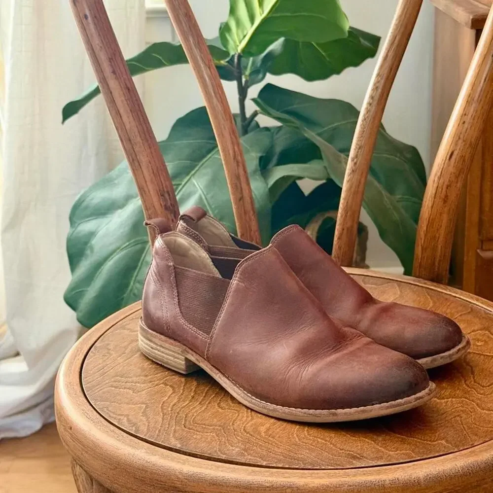 Clarks edenvale page dark tan leather chelsea ankle booties size 8.5